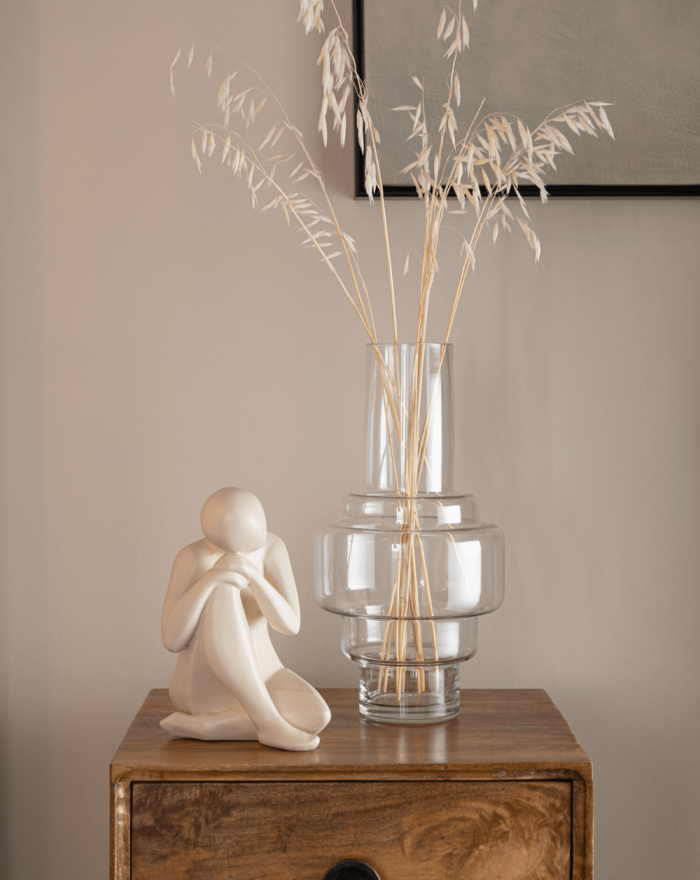 Figura decorativa personaje arrodillado