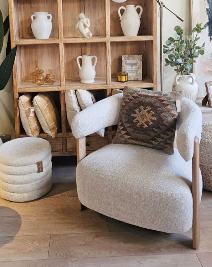 Butaca tapizada beige NILA