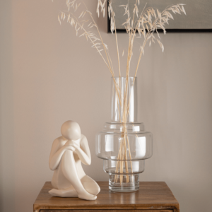 Figura decorativa personaje arrodillado